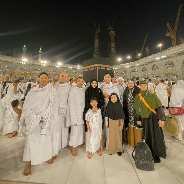<p>Ashanty bersama keluarga sedang menunaikan ibadah umrah ke Tanah Suci, Bunda. Momen tersebut ia bagikan melalui media sosial Instagram pribadi. (Foto: @ashanty_ash)<br /><br /><br /></p>