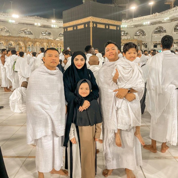 <p>Momen ini juga dimanfaatkan untuk merayakan kelahiran Arsya. Sebagai orang tua, ada banyak harapan yang Ashanty tulis dalam caption potret tersebut. "Dan tepat di tanah suci, hari ini kita merayakan bersama dengan berdoa kepada Allah sang pencipta, kelak kau akan tumbuh menjadi anak yg soleh, anak yg sehat jasmani dan rohani, anak yg berbakti, anak yg berguna bagi nusa dan bangsa, anak yg beruntung, sukses, selamat dunia akhirat," tulisnya. (Foto: @ashanty_ash)<br /><br /><br /></p>