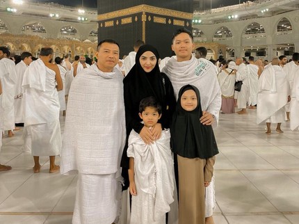 5 Potret Ashanty Umrah Bareng Keluarga, Rayakan Ultah Putra Bungsu di Tanah Suci