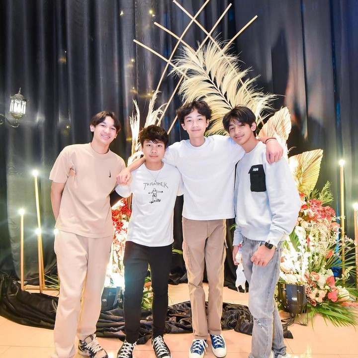 <p>Banyak netizen yang bilang jika semakin ke sini, Dio dan Andre terlihat seperti kakak adik, sedangkan Kenzy sering disebut mirip dengan V BTS lho Bunda. (Foto: Instagram @kenzy_taulany)</p>