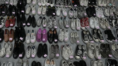 FOTO: Baju-Sepatu Korban Pengingat Pilu Tragedi Halloween Itaewon