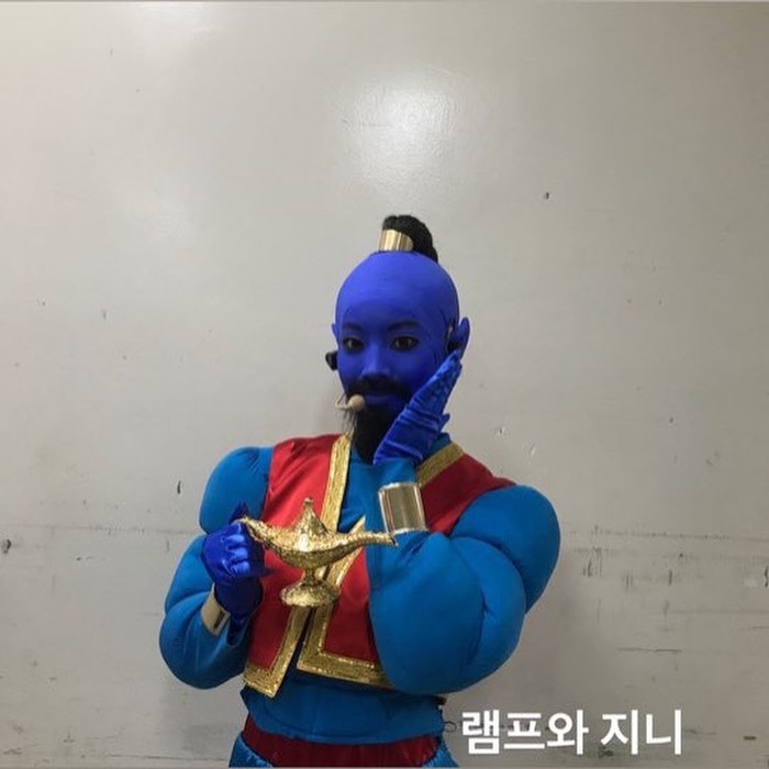 Beauties menyangka nggak sih, kalau sosok di balik makhluk biru ini adalah Dahyun TWICE? Idol cantik tersebut sukses membuat penggemar heboh karena totalitasnya bertransformasi menjadi Genie dalam serial Aladdin./ Foto: soompi.com