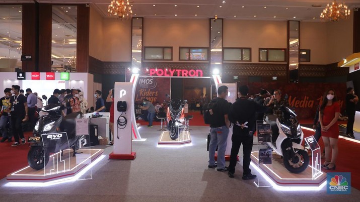 Beragam model hingga tipe motor listrik pun di pasaran, dengan harga yang beragam salah satunya produsen dari pabrik elektronik Polytron. (CNBC Indonesia/ Muhammad Sabki)