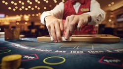 Demi Kecoh Lawan, Pemain Poker Rela Pakai Payudara Palsu