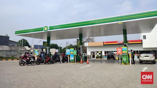 SPBU swasta BP-AKR resmi menurunkan harga bahan bakar minyak (BBM) per 6 Februari 2023.