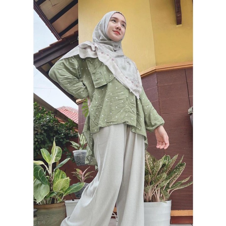<p>Bumil satu ini juga kerap kali bercanda gurau di media sosialnya. “Ini cocoknya jadi cewek kue atau cewek bumi ya? Jadi ceweknya @ustdzrizamuhammad ajaa ahhh.” tulisnya. (Foto: Instagram @_indrigiana_)</p>