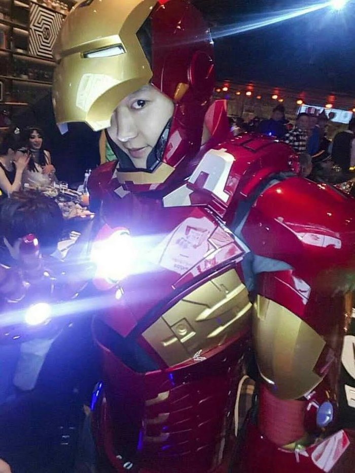 Chanyeol EXO memang terkenal totalitas kalau sudah menyangkut kostum Halloween. Nggak heran jika penampilannya sebagai Iron Man berhasil memenangkan Best Dressed di pesta Halloween SM Entertainment pada saat itu./ Foto: koreaboo.com