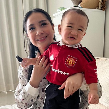 Gemas! Rayyanza 'Cipung' Mejeng di Instagram Manchester United