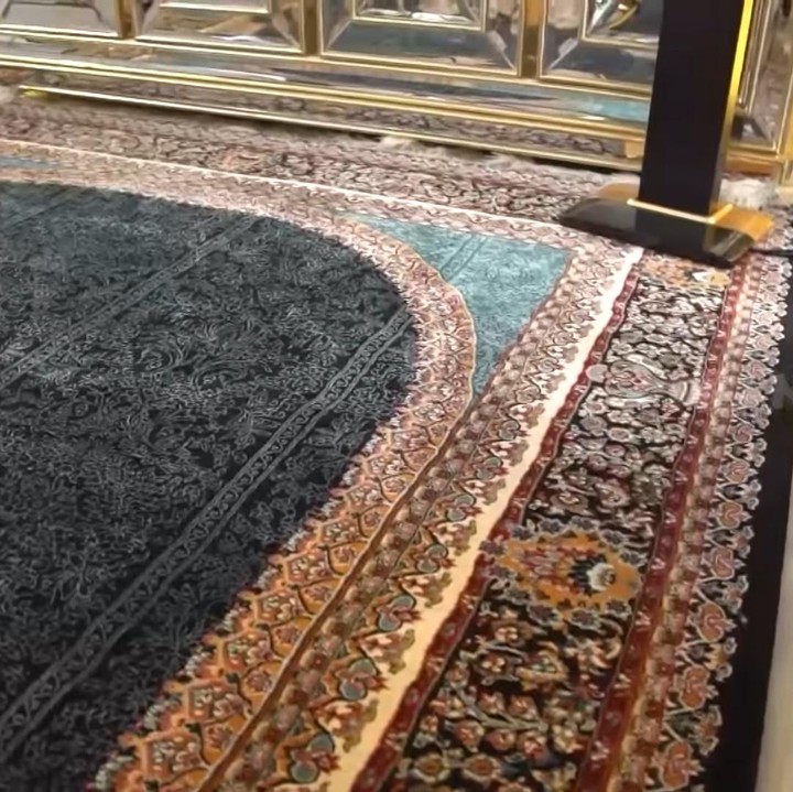 <p>Di depan sofa, terbentang karpet bermotif warna hitam, cokelat dan biru. Ternyata karpet ini bukan karpet murah, Bunda. Harganya lebih dari Rp20 juta. (Foto: YouTube/Trans 7)</p>