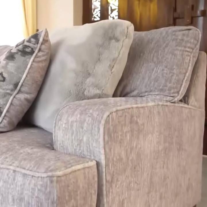 <p>Di ruang tamu rumah Olla terdapat sofa empuk berwarna abu-abu. Untuk membeli sofa ini, Olla merogoh kocek lebih dari Rp30 juta, Bun. (Foto: YouTube/Trans 7)</p>