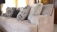 <p>Di ruang tamu rumah Olla terdapat sofa empuk berwarna abu-abu. Untuk membeli sofa ini, Olla merogoh kocek lebih dari Rp30 juta, Bun. (Foto: YouTube/Trans 7)</p>