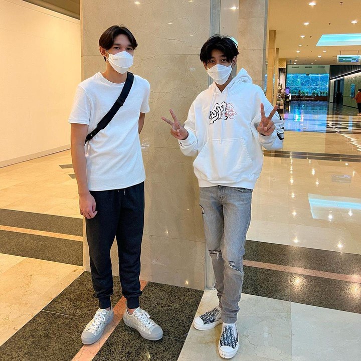 <p>Dio dan Kenzy sepertinya ingin mengikuti jejak Andre dengan aktif di entertainment, mereka kini merupakan anggota dari Addade Band. Dio sebagai drummer dan Kenzy sebagai vokalis. (Foto: Instagram @kenzy_taulany)</p>