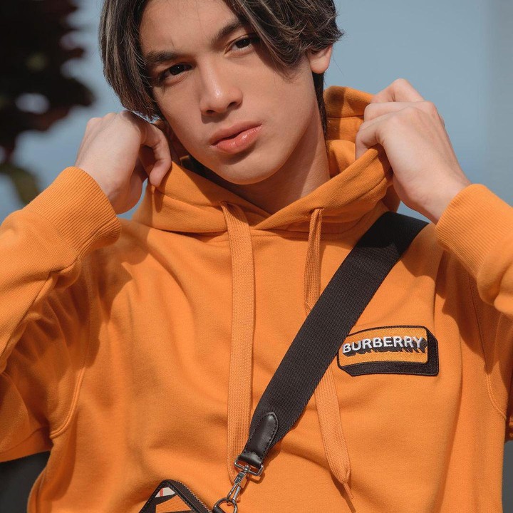 <p>Di usianya yang masih 15 tahun, tinggi badan Eddy sudah mencapai 185 cm. Aura model pada Eddy memang sudah sangat terpancar ya Bunda. (Foto: Instagram @eddy_mm)</p>