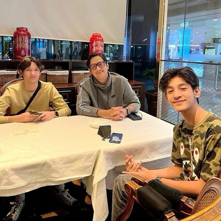 <p>Dua putra Andre Taulany bersama sang istri, Rien Wartia Trigina, cukup menarik netizen karena visualnya seperti seperti sang Ayah. (Foto: Instagram @kenzy_taulany)</p>