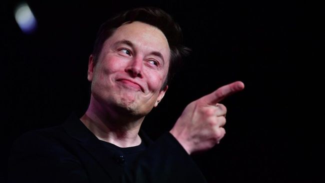 CEO Tesla Elon Musk hadir dalam pertemuan Business Leaders Summit (B20) secara virtual. Dalam kesempatan itu, Elon Musk mengenakan batik Sulawesi Tengah.