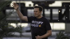 Elon Musk Dicemooh Penonton Saat Sepanggung dengan Komedian