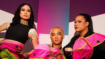 img-title 7 Potret Iis Dahlia Bareng Devano yang Dandan Bak Wanita, Lipstik & Makeup