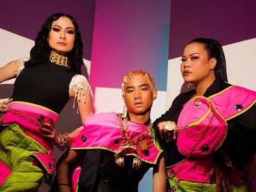 img-title 7 Potret Iis Dahlia Bareng Devano yang Dandan Bak Wanita, Lipstik & Makeup