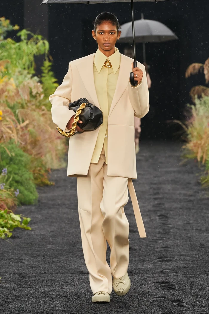 Penyuka setelan jas ke kantor, bisa update koleksi lewat pilihan warna pastel dan siluet oversized ala Jil Sander. Foto: Alessandro Lucioni / Gorunway.com/Vogue