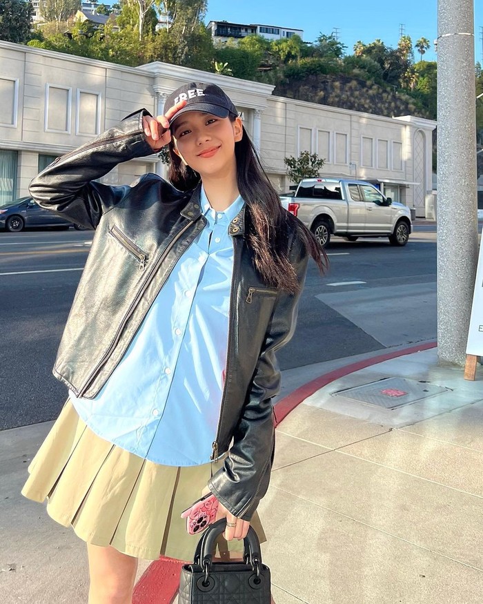 Tampilan preppy nan boyish favoritnya jadi lebih edgy berkat pilihan Lady Dior hitam. Foto: Instagram sooyaaa__