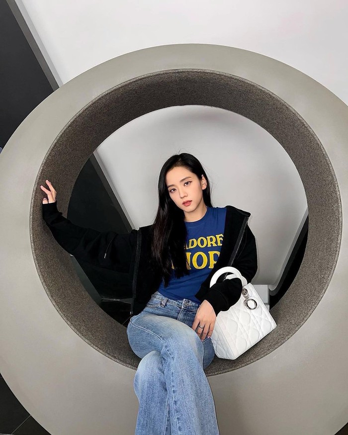 Biasanya sering dipakai saat menonton fashion show Dior, Jisoo juga turut memakai tas ikonis Lady Dior saat bergaya santai seperti kaus dan jeans.Foto: Instagram sooyaaa__