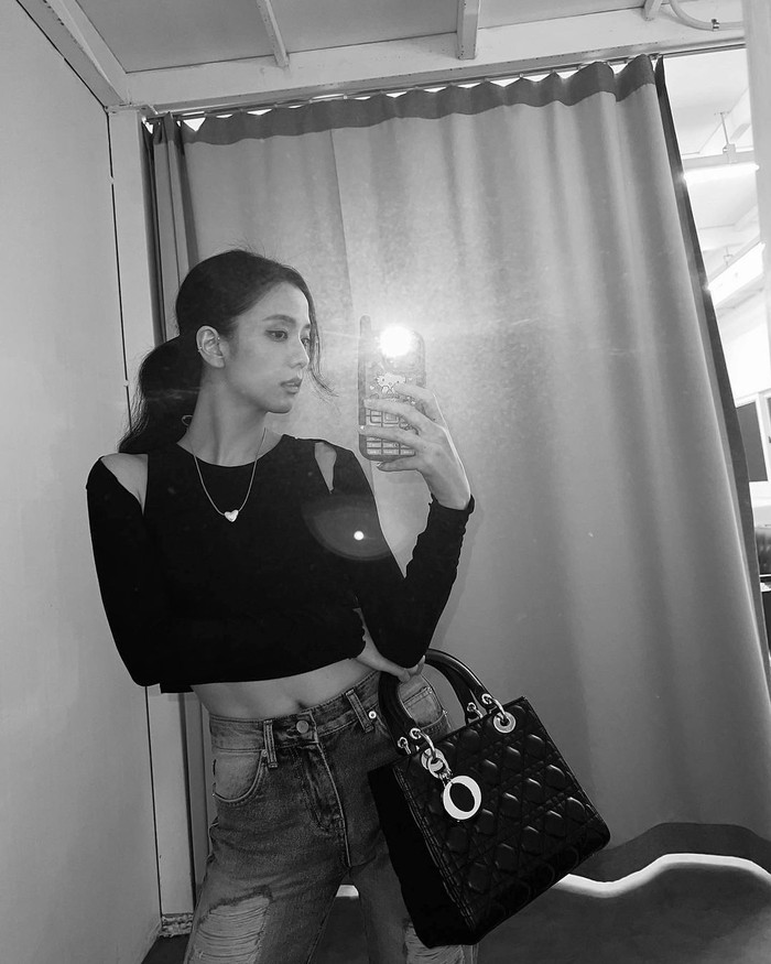 Gaya swag lewat padanan crop top dan jeans, diberi sentuhan feminin lewat tas Lady Dior ukuran medium oleh Jisoo. So chic! Foto: Instagram sooyaaa__
