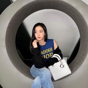 Potret Berbagai Gaya Jisoo BLACKPINK Pakai Tas Lady Dior! Tetap Elegan Padukan dengan Jeans