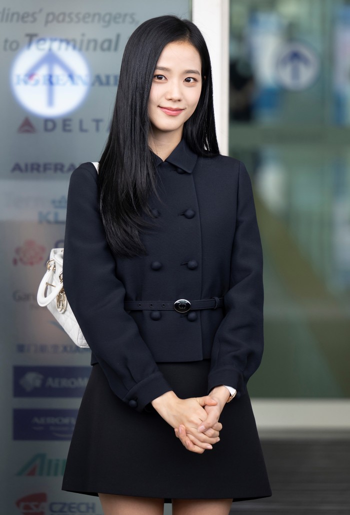 Lady Dior punya beberapa versi model. Salah satunya D-Joy yang bentuknya memanjang seperti yang dikenakan Jisoo bersama skirt suit. Foto: Instagram sooyaaa__