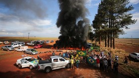 FOTO: Deru Sopir Truk Blokir Jalanan Protes Hasil Pilpres Brasil