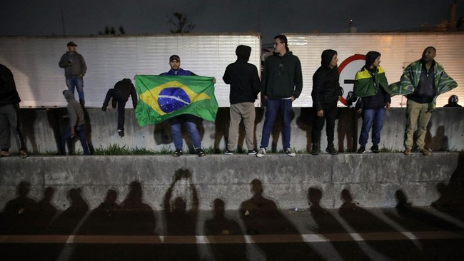 FOTO: Deru Sopir Truk Blokir Jalanan Protes Hasil Pilpres Brasil