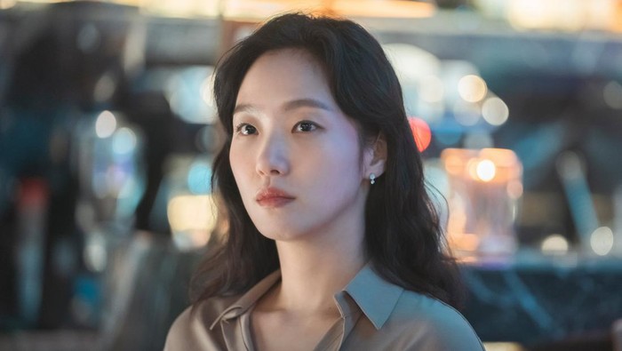Kim Go Eun berperan sebagai Oh In Joo yang memiliki kepribadian yang berani seperti angin topan.