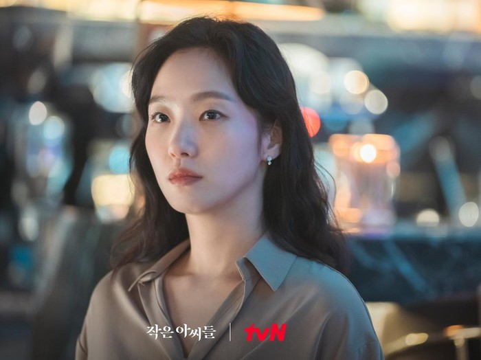 Kim Go Eun berperan sebagai Oh In Joo yang memiliki kepribadian yang berani seperti angin topan.