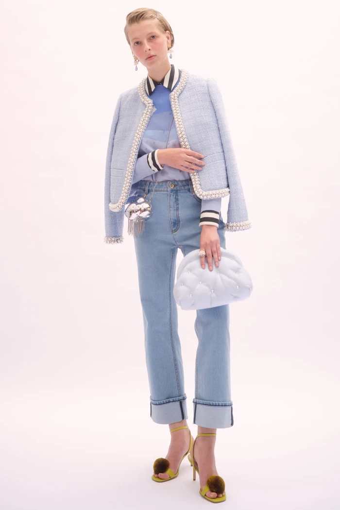 Kombinasikan jeans bersama tweed jacket dan blus serba biru agar terlihat lebih profesional, rapi, dan feminin. Seperti ditampilkan Kate Spade New York. Foto: Kate Spade New York