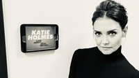 <p>Katie Holmes sendiri telah berusia 43 tahun, Bunda. Meski tak lagi muda, ia maish tetap tampil menawan, ya? Bagaimana menurut Bunda? (Foto: Instagram @katieholmes)</p>