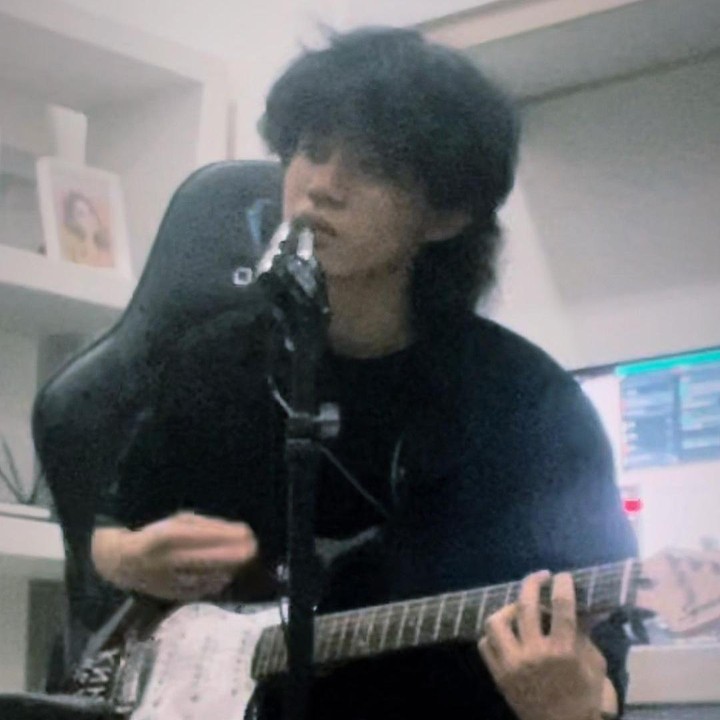 <p>Keahliannya dalam bermain alat musik diturunkan dari darah musisi sang Ayah, Yoyo (Padi). Bahkan, banyak warganet memperkirakan Rizky dapat menjadi musisi ternama meneruskan jejak kedua orang tuanya.(Foto : Instagram :@skylerzdeth)</p>