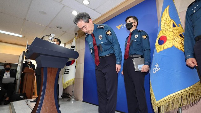 2 Pejabat Polisi Korsel Dicopot Gegara Lalai Tangani Kerumunan Itaewon Dua pejabat polisi Korea Selatan yang bertanggung jawab dalam pengamanan daerah Itaewon, Yongsan, Seoul, dicopot dari jabatan imbas tragedi perayaan Halloween.