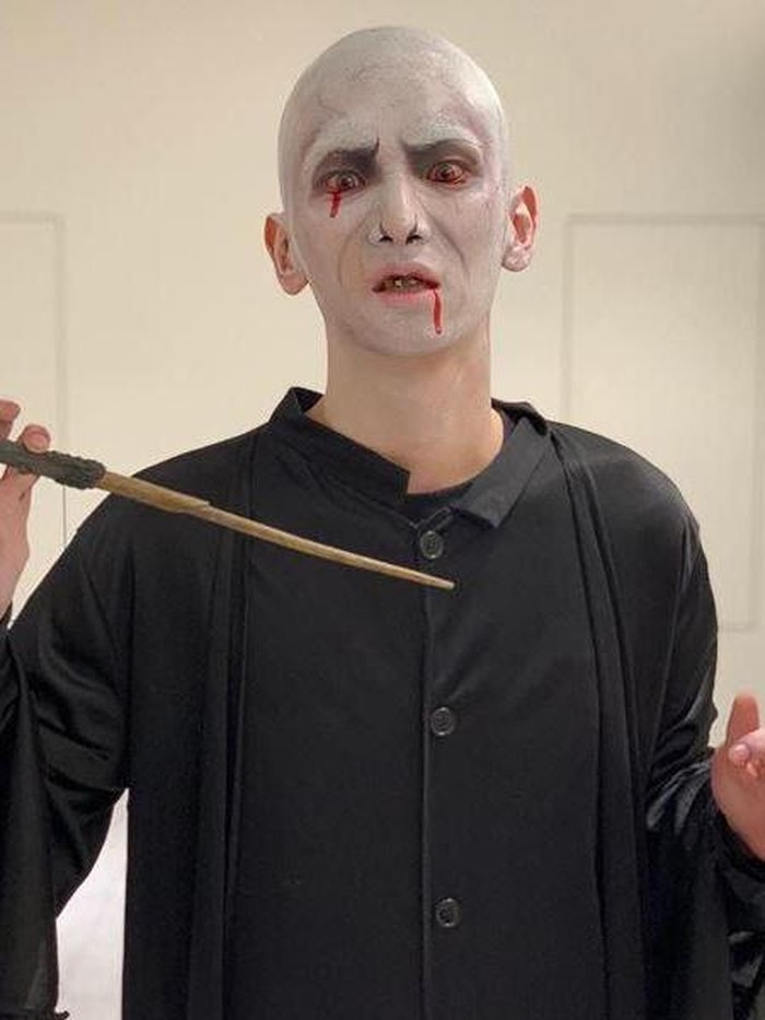 Key SHINee memang rajanya kostum Halloween. Nggak ingin kalah, penampilannya sebagai Voldemort berhasil memenangkan Best Dressed di pesta Halloween SM Entertainment tahun 2018 lalu./ Foto: koreaboo.com