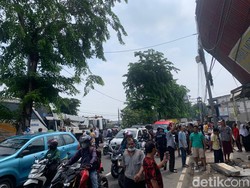 Bus Tabrak Showroom Mobil di Jaktim Dievakuasi, Lalin Macet