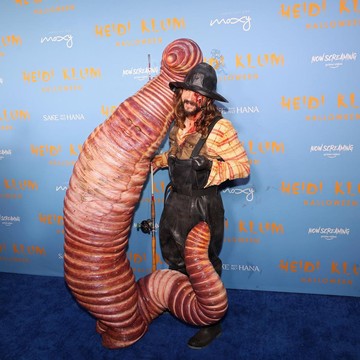 Sederet Kostum Halloween Heidi Klum Paling Nyentrik, dari Cacing Hingga Alien!