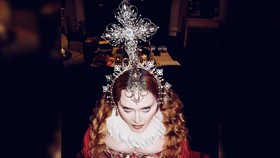 Halloween, Madonna Pakai Headpiece Buatan Rinaldy Yunardi