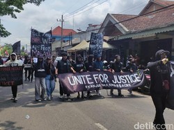 Massa Pakaian Hitam Luruk Kejari Malang, Gelar Tahlil Tragedi Kanjuruhan