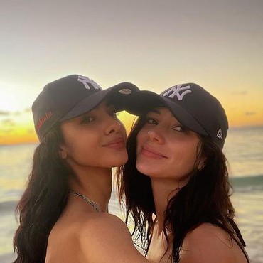 Eks Kompetitor, 7 Potret Miss Argentina & Miss Puerto Rico Nikah Sesama Jenis