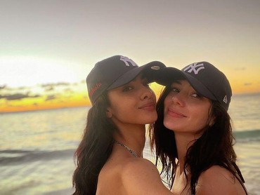 img-title Eks Kompetitor, 7 Potret Miss Argentina & Miss Puerto Rico Nikah Sesama Jenis