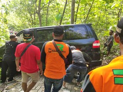 Terjebak 14 Jam, Mobil Kesasar di Makam Keramat Ponorogo Berhasil Dievakuasi