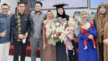 7 Momen Oki Setiana Dewi Wisuda S-3 Dapat Dua Gelar Doktor Predikat Cumlaude