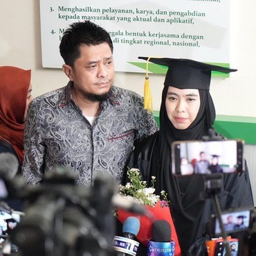 Terpopuler: 2 Gelar Doktor Oki Setiana Dewi hingga Potret Eks Kekasih Kaesang