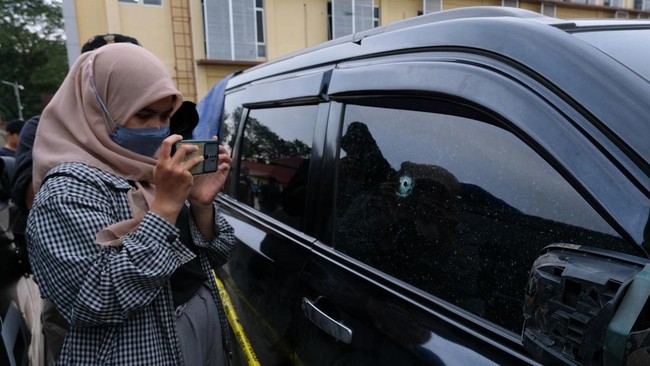 Beberapa bulan terakhir publik disuguhkan aksi koboi oknum polisi seperti aksi polisi tembak polisi di Solok Selatan hingga polisi tembak siswa SMK Semarang.