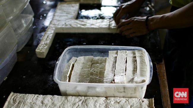 Pedagang di Depok dan DKI Jakarta menyebut tahu hilang dari pasar sejak awal pekan kemarin. Sementara harga tempe melesat 100 persen dari kondisi normal.