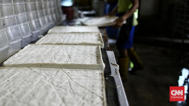Pedagang bersiap menaikkan harga tahu. Langkah itu dilakukan demi menyiasati kenaikan harga kedelai yang sudah tidak bisa diakali dengan mengecilkan ukuran.