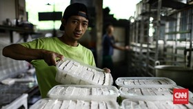 Pembuatan tahu di Pabrik Tahu Krukut, Depok, Jawa Barat. Harga kedelai yang terus mengalami kenaikan kini telah tembus Rp14 ribu per kilogram. Rabu (2/11/2022). (CNN Indonesia / Andry Novelino)
